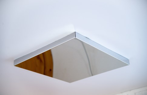 Plafond miroir tendu : découvrez les panneaux Like Mirror